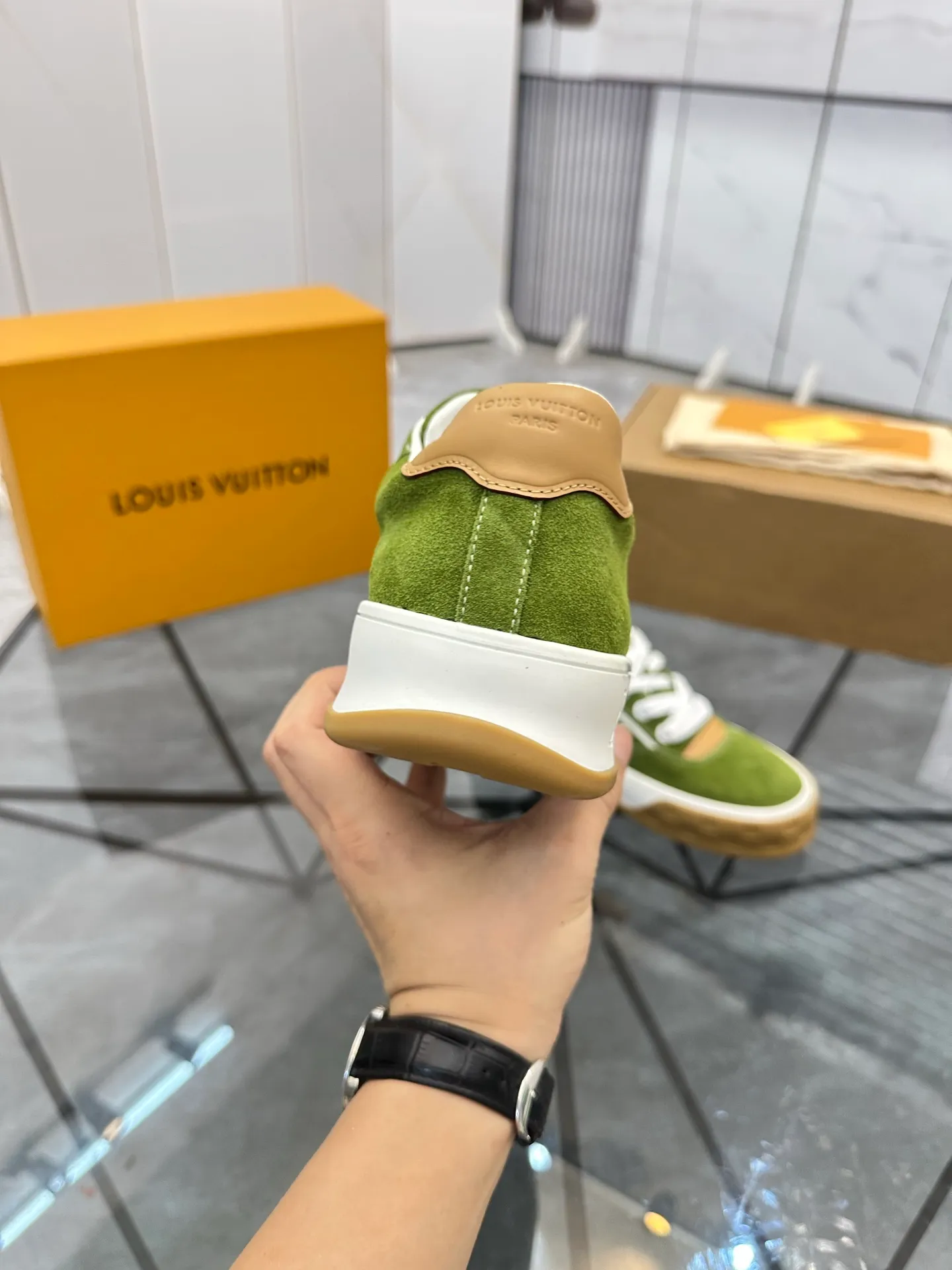 Men's shoes for sale 💰: 💰P660¥ Top quality Comes with airplane case Product trademark: LV* "Louis Vuitton*" low-top casual shoes Regular size: 35-44 (can be customized to 45) Couple style Product materials: imported nubuck leather upper, sheepskin lining, original outsole. Number: 819